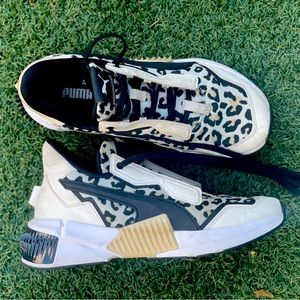 Cheetah print accent , pumas